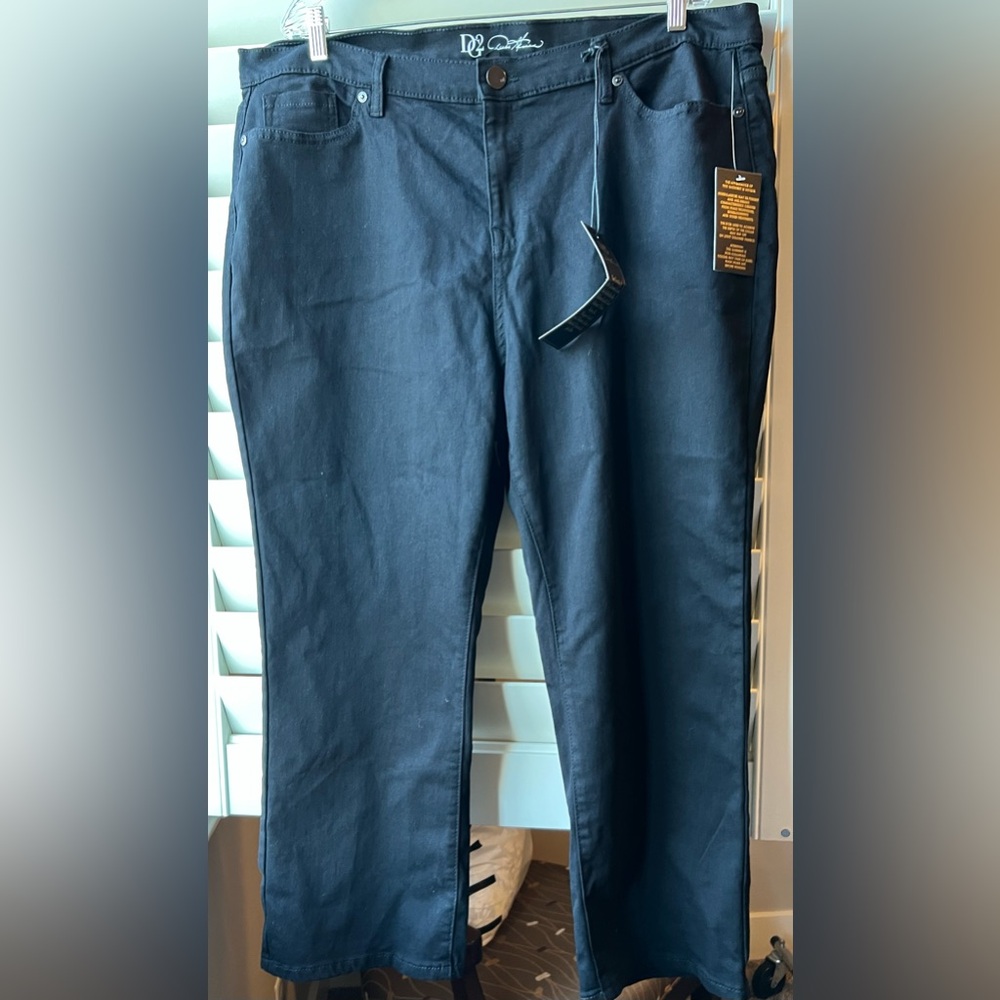 DG2 - NWT - 18PW - BLACK - Straight STRETCHY Jeans - Picture 1 of 10
